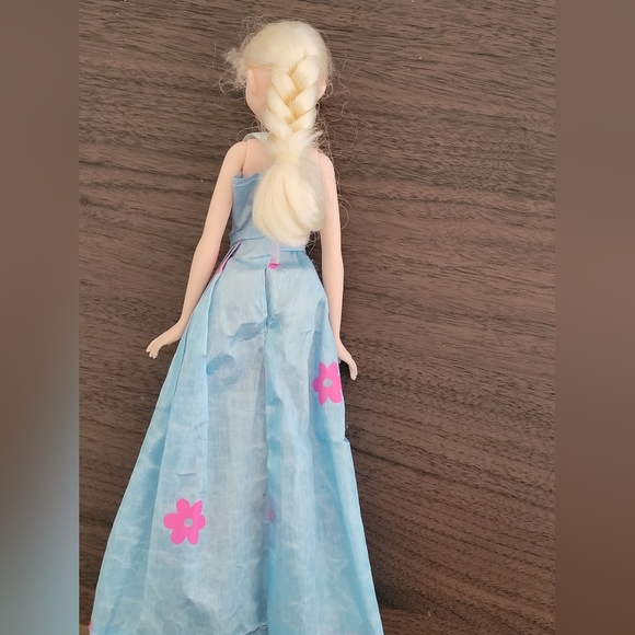 HASBRO YEAR 2016 DISNEY FROZEN SERIES ELSA 11 IN. DOLL&TWO MORE DRESSES. - Picture 6 of 13